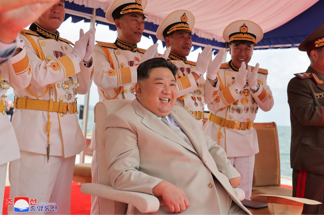 북한이 8일 수중에서 핵 공격이 가능한 전술핵공격잠수함을 건조했다고 밝혔다. 연합뉴스