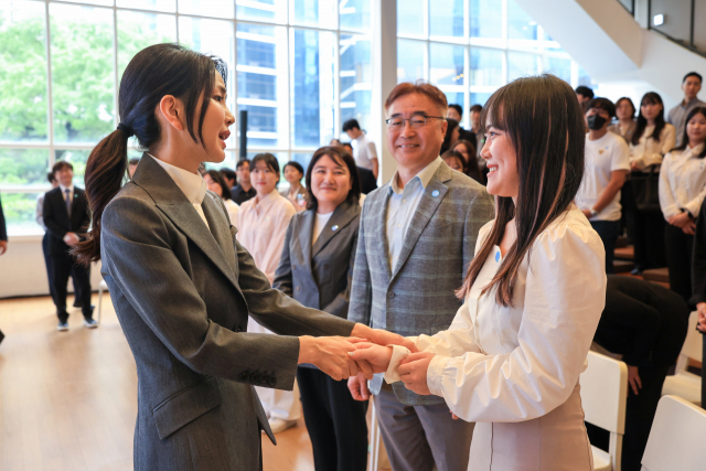 석열 대통령 부인 김건희 여사가 15일 서울 중구 커뮤니티하우스 마실에서 열린 '괜찮아, 걱정마' 마음건강을 위한 대화에서 참석자들을 격려하고 있다. 연합뉴스