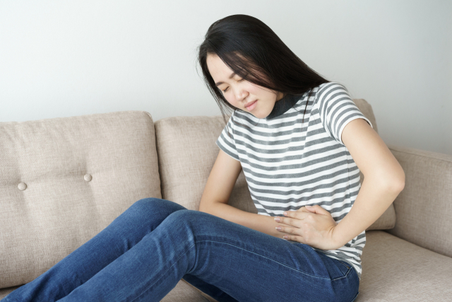 여성들이 흔히 겪는 하복부 통증은 다양한 원인이 있을 수 있다. 이미지투데이