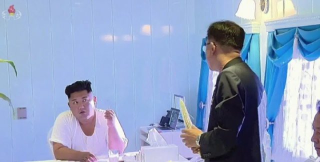 북한 조선중앙TV가 2022년 10월 17일 기록영화 '인민의 어버이'에서 공개한 김정은 국무위원장의 전용열차 내부. 노트북과 모니터가 놓여있고 회의용 탁자가 구비돼 열차가 '움직이는 집무실' 역할을 하는 것으로 보인다. 연합뉴스