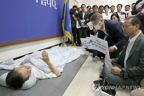 15일 국회 더불어민주당 대표실에서 의원들이 이재명 대표에게 단식 중단을 촉구하고 있다. 연합뉴스