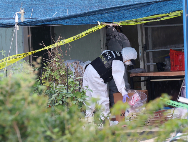 16일 오전 일가족 5명이 숨진 전남 영암군 영암읍 한 주택에서 사건 현장 감식이 이뤄지고 있다. 연합뉴스