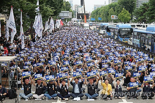 전국철도노동조합(철도노조) 파업 사흘째인 16일 오후 서울 용산구 남영역 인근에서 열린 '철도노조 총파업 승리 결의대회'에서 조합원들이 철도 민영화 정책 중단 등을 요구하며 구호를 외치고 있다. 연합뉴스