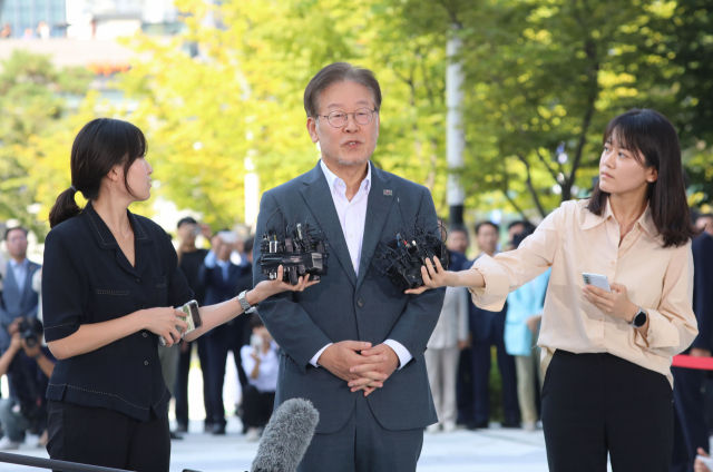 더불어민주당 이재명 대표가 ‘쌍방울 그룹 불법대북송금’ 의혹 관련 피의자 신분으로 조사를 받기 위해 지난 12일 경기도 수원시 영통구 수원지방검찰청으로 출석하고 있다. 수원=연합뉴스