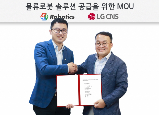 이준호(오른쪽) LG CNS 스마트물류사업부장 상무와 XYZ로보틱스의 최고경영자(CEO)인 지아지 저우(Jiaji Zhou)가 사업 협력에 대한 업무협약을 체결하고 기념 촬영을 하고 있다. 사진 제공=LG CNS