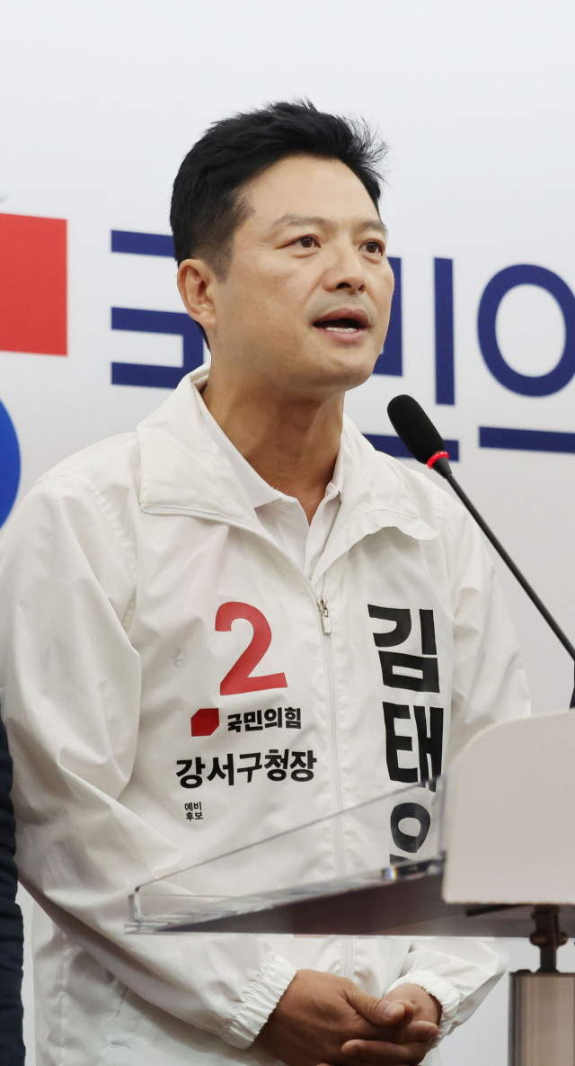 김태우 전 강서구청장이 17일 국회에서 열린 '국민의힘 서울 강서구청장 보궐선거 경선 결과 발표'에서 후보자로 확정된 후 소감을 말하고 있다. 공동취재