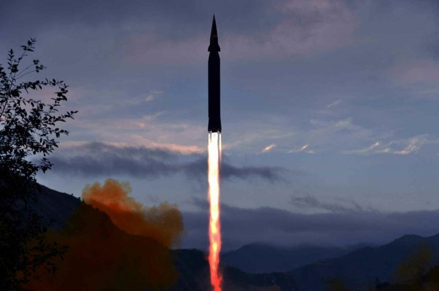 북한이 시험발사에 성공했다고 주장하는 극초음속 미사일 ‘화성 8형‘의 발사 모습. 연합뉴스