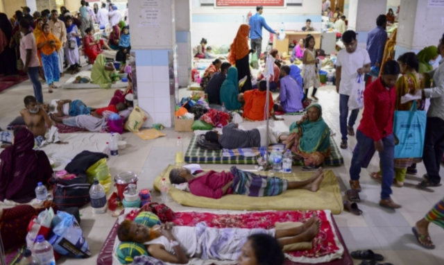 방글라데시 다카 무그다 의대병원서 치료 받는 뎅기열 환자들. AP=연합뉴스