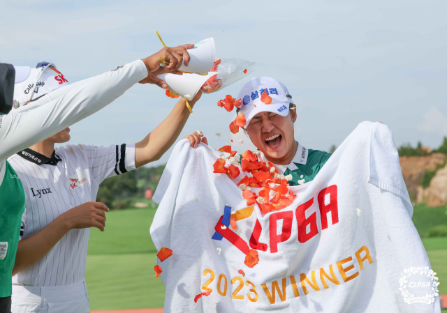 마다솜이 17일 OK금융그룹 읏맨 오픈에서 우승한 뒤 동료들로부터 축하 꽃잎 세례를 받고 있다. 사진 제공=KLPGA