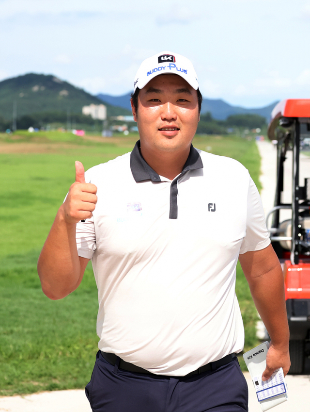 17일 비즈플레이 전자신문 오픈에서 1위로 경기를 마치고 엄지를 든 김찬우. 사진 제공=KPGA