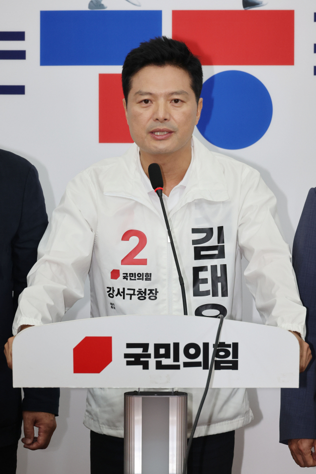 김태우 전 강서구청장이 17일 국회에서 열린 '국민의힘 서울 강서구청장 보궐선거 경선 결과 발표'에서 후보자로 확정된 후 소감을 말하고 있다. 공동취재