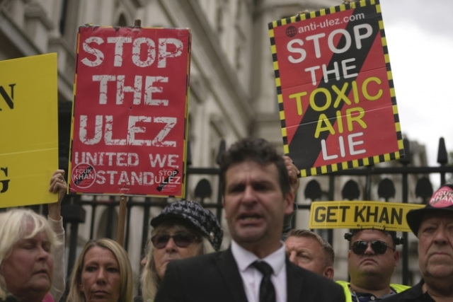영국 런던에서 초저배출구역(ULEZ) 확대에 반대하는 시위가 열리고 있다. AP연합뉴스
