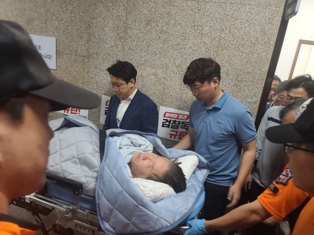 단식 중이던 이재명 더불어민주당 대표가 18일 건강 악화로 국회에서 병원으로 후송되고 있다. 연합뉴스