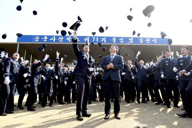 지난 3월 8일 공군사관학교에서 열린 ‘제71기 졸업 및 임관식’이 끝난 뒤 졸업생들의 모자를 던지는 세리머니를 이종섭 국방부 장관이 지켜보고 있다. 연합뉴스
