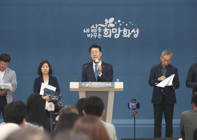 18일 오전 화성시청에서 브리핑 갖는 정명근 시장. 사진 제공 = 화성시