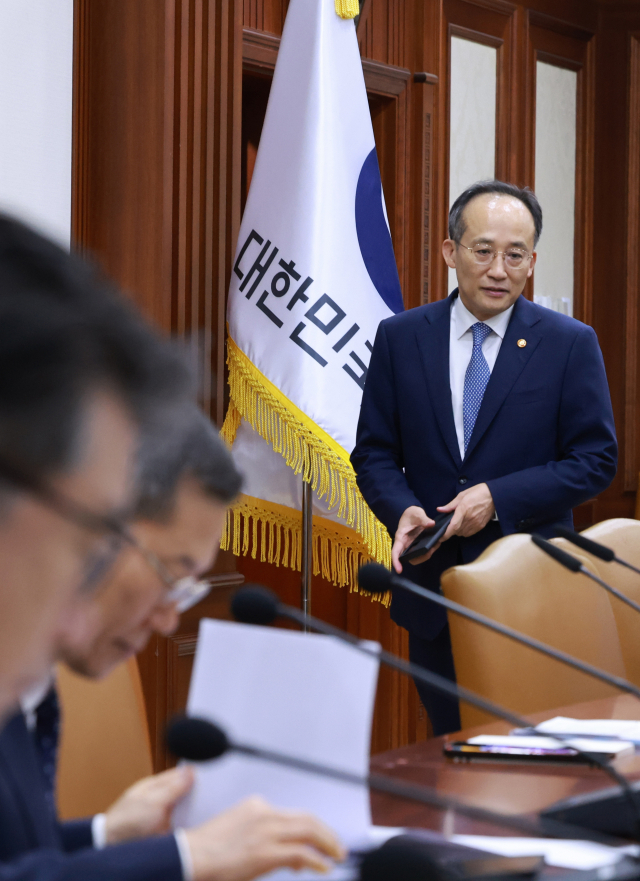 추경호 부총리 겸 기획재정부 장관이 18일 정부서울청사에서 열린 비상경제장관회의 겸 수출투자대책회의에 참석해 자리로 향하고 있다. 사진=기획재정부