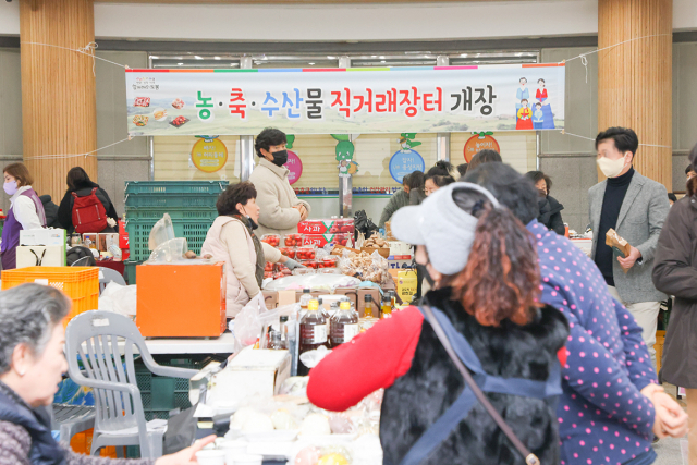 서울 도봉구가 주최하는 직거래장터에서 구민들이 물품을 살펴보고 있다. 사진제공=도봉구