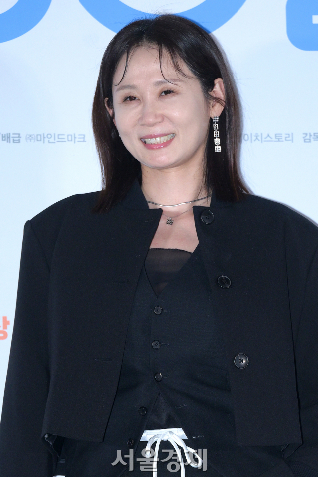 배우 김선영이 18일 오후 서울 용산구 CGV 용산아이파크몰에서 진행된 영화 ‘30일’(감독 남대중) 언론배급시사회 및 기자간담회에서 포즈를 취하고 있다. 김규빈 기자