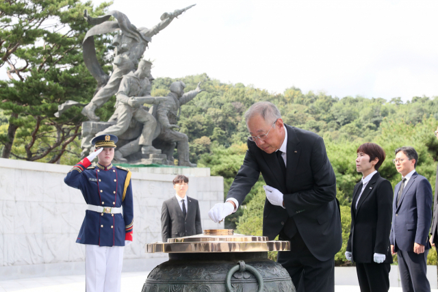 류진 한국경제인협회 회장이 18일 서울 동작구 국립현충원에 참배하고 있다. 사진 제공=한국경제인협회