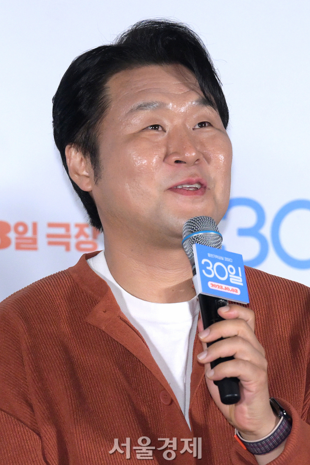 배우 윤경호가 18일 오후 서울 용산구 CGV 용산아이파크몰에서 진행된 영화 ‘30일’(감독 남대중) 언론배급시사회 및 기자간담회에서 소감을 말하고 있다. 김규빈 기자