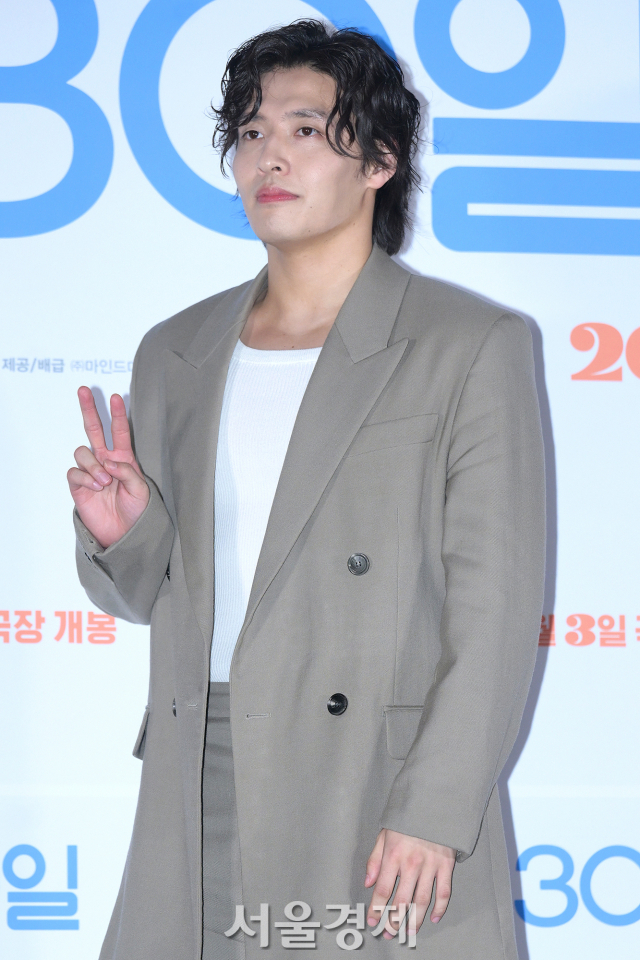 배우 강하늘이 18일 오후 서울 용산구 CGV 용산아이파크몰에서 진행된 영화 ‘30일’(감독 남대중) 언론배급시사회 및 기자간담회에서 포즈를 취하고 있다. 김규빈 기자