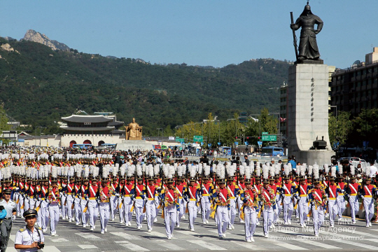 지난 2010년 9월28일 서울수복 60주년 기념행사에서 서울 시가를 행진중인 육군사관학교 생도들의 모습. 사진 제공=국방부