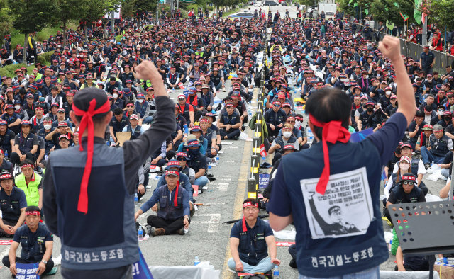 민주노총 전국건설노동조합 관계자들이 15일 오후 세종시 정부세종청사 국토교통부앞에서 