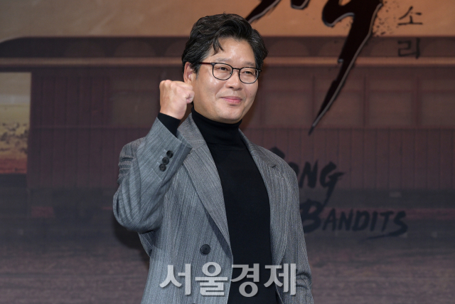 배우 유재명이 19일 오전 서울 중구 앰배서더 서울 풀만에서 진행된 넷플릭스 시리즈 ‘도적: 칼의 소리’(극본 한정훈/연출 황준혁) 제작발표회에서 포즈를 취하고 있다. 김규빈 기자