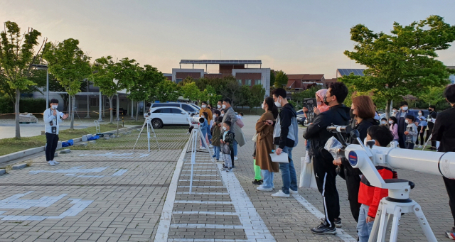 국립광주과학관에서 열린 천체관측행사에서 관람객들이 천체망원경에 대한 설명을 듣고 있다. 사진 제공=국립광주과학관