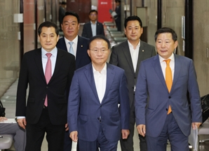 與 "文, 통계조작 석고대죄해야…선 넘어도 한참 넘은 잘못"