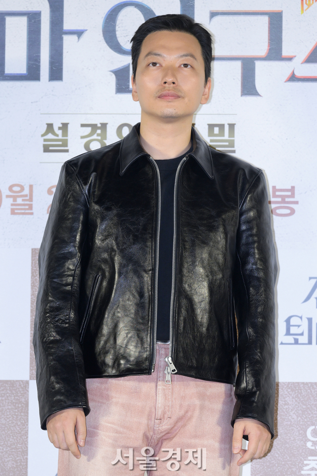 배우 이동휘가 19일 오후 서울 용산구 CGV 용산아이파크몰에서 진행된 영화 ‘천박사 퇴마 연구소: 설경의 비밀’(감독 김성식) 언론배급시사회 및 기자간담회에서 포즈를 취하고 있다. 김규빈 기자