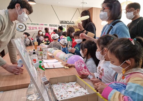 <(사진) 동탄호수공원 아이파크 단지 내에서 진행된 이벤트와 문화행사에 입주민들이 참여하여 즐거운 시간을 보내고 있다>