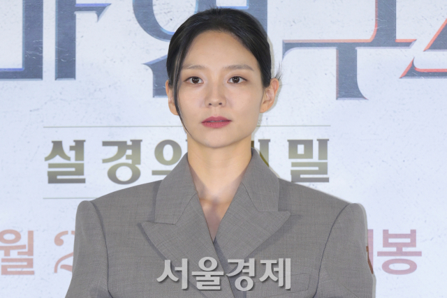 배우 이솜이 19일 오후 서울 용산구 CGV 용산아이파크몰에서 진행된 영화 ‘천박사 퇴마 연구소: 설경의 비밀’(감독 김성식) 언론배급시사회 및 기자간담회에서 포즈를 취하고 있다. 김규빈 기자