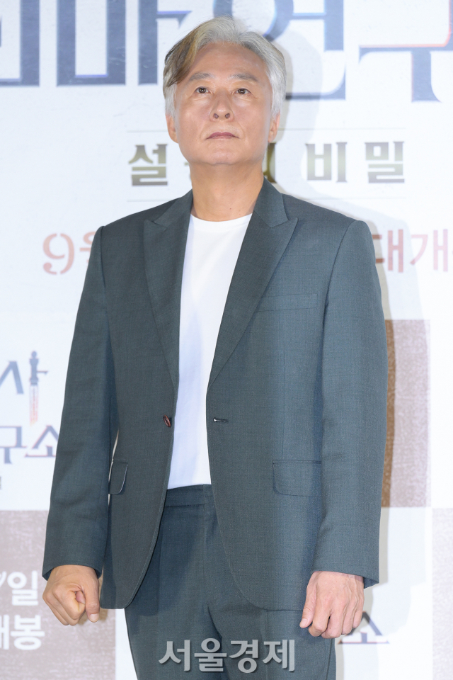 배우 김종수가 19일 오후 서울 용산구 CGV 용산아이파크몰에서 진행된 영화 ‘천박사 퇴마 연구소: 설경의 비밀’(감독 김성식) 언론배급시사회 및 기자간담회에서 포즈를 취하고 있다. 김규빈 기자