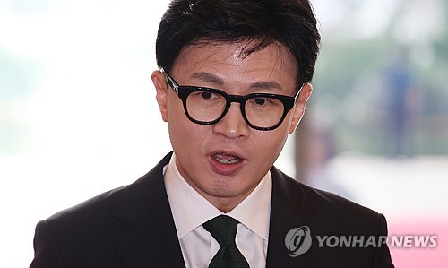 한동훈 법무부 장관이 지난 18일 국회에서 본회의 출석을 위해 입장하던 중 기자들의 질문에 답하고 있다. 연합뉴스