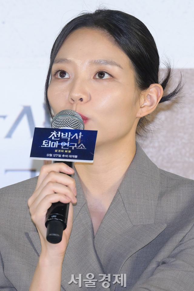 배우 이솜이 19일 오후 서울 용산구 CGV 용산아이파크몰에서 진행된 영화 ‘천박사 퇴마 연구소: 설경의 비밀’(감독 김성식) 언론배급시사회 및 기자간담회에서 소감을 말하고 있다. 김규빈 기자