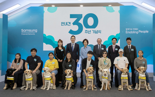 19일 용인 삼성화재 안내견학교에서 새롭게 활동을 시작하는 안내견들과 시각장애인 파트너, 관계자들이 기념 촬영을 하고 있다.김예지(뒷줄 왼쪽부터) 국민의힘 의원, 이재용 삼성전자 회장, 홍라희 전 삼성미술관 리움 관장, 윌리엄 손튼(William Thornton) 세계안내견협회장, 홍원학 삼성화재 사장, 박태진 삼성화재안내견학교 교장. 사진제공=삼성