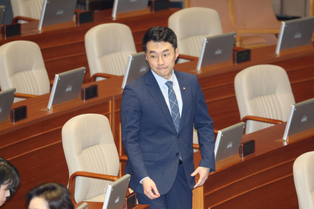 지난달 24일 오후 국회에서 열린 본회의에 무소속 김남국 의원이 입장하고 있다. 연합뉴스