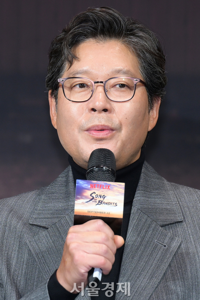 배우 유재명이 19일 오전 서울 중구 앰배서더 서울 풀만에서 진행된 넷플릭스 시리즈 ‘도적: 칼의 소리’(극본 한정훈/연출 황준혁) 제작발표회에서 소감을 말하고 있다. 김규빈 기자