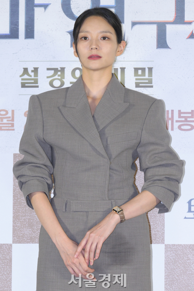 배우 이솜이 19일 오후 서울 용산구 CGV 용산아이파크몰에서 진행된 영화 ‘천박사 퇴마 연구소: 설경의 비밀’(감독 김성식) 언론배급시사회 및 기자간담회에서 포즈를 취하고 있다. 김규빈 기자