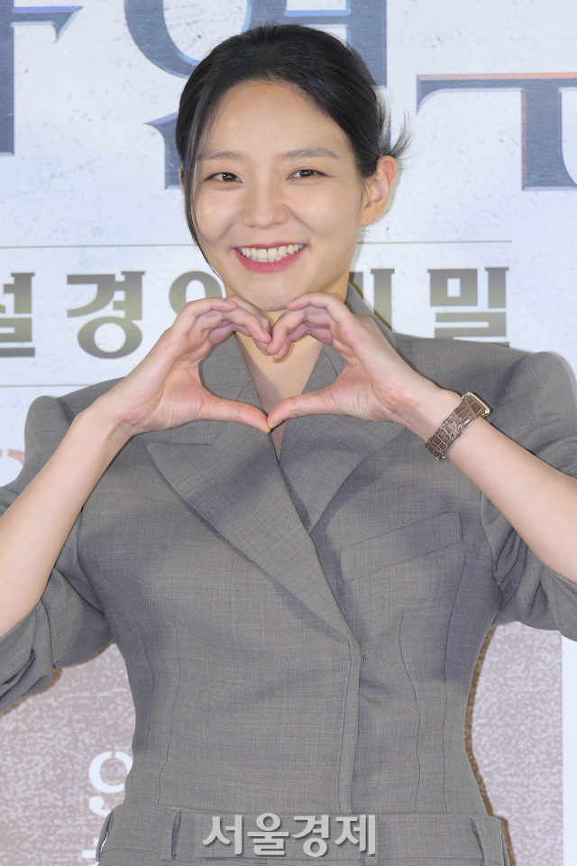 배우 이솜이 19일 오후 서울 용산구 CGV 용산아이파크몰에서 진행된 영화 ‘천박사 퇴마 연구소: 설경의 비밀’(감독 김성식) 언론배급시사회 및 기자간담회에서 포즈를 취하고 있다. 김규빈 기자