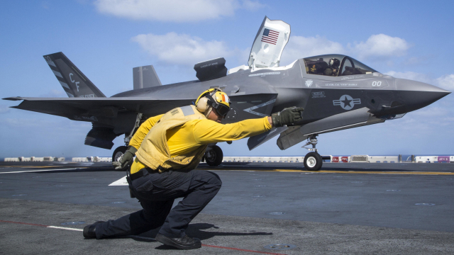 미 해병대 상륙공격함에서 이륙하는 F-35B 전투기. AFP·연합뉴스