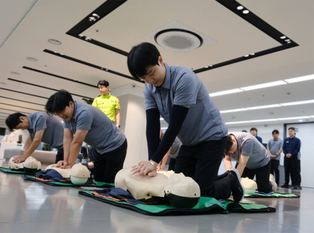 삼성전자서비스가 전국 서비스센터에서 임직원 4000여 명을 대상으로 ‘응급처치 및 심폐소생술 실습 교육’을 실시했다고 20일 밝혔다. 삼성전자서비스 을지로센터에서 엔지니어들이 심폐소생술 실습 교육을 받고 있다. 사진 제공=삼성전자서비스