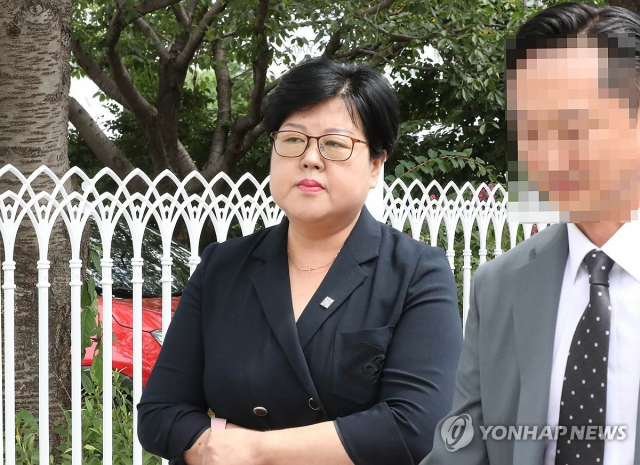 이태원 참사 유가족과 화물연대 조합원을 비하하는 글을 올린 혐의(모욕)로 기소된 김미나 창원시의원이 지난달 31일 오전 경남 창원시 마산합포구 창원지법 마산지원에서 열린 공판을 마치고 걸어가고 있다. 연합뉴스