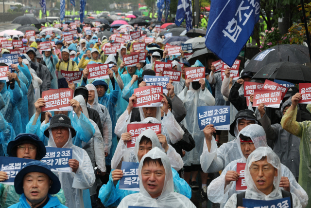 금속노조 조합원들이 20일 오후 서울 용산구 대통령실 앞에서 결의대회를 열고 '노란봉투법'처리와 불법파견 해결을 촉구하고 있다. 연합뉴스