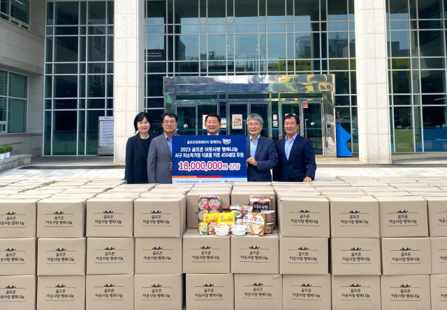 왼쪽부터 이영희 대전 서구자원봉사센터장, 김윤길 골프존조이마루 사업부장, 서철모 대전 서구청장, 구자행 대전 자원봉사센터장, 손선락 대전 서구자원봉사센터이사장. 사진 제공=골프존문화재단