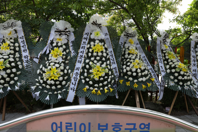 추모 화환 놓인 초등학교 (의정부=연합뉴스) 임병식 기자 = 9일 경기도 의정부시의 한 초등학교에서 고인이 된 교사를 추모하는 화환이 줄지어 놓여 있다. 경기도교육청은 2년 전 이 초등학교 교사 2명이 잇따라 숨진 사고와 관련해 진상 조사를 벌이기로 했다. 2023.8.9 andphotodo@yna.co.kr (끝)