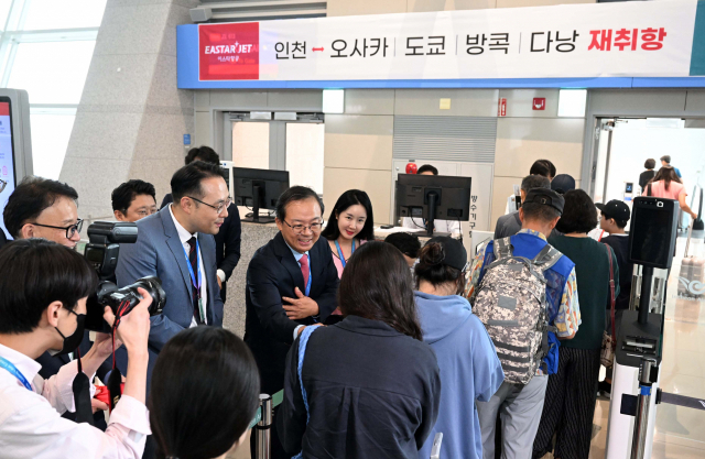 조중석 이스타항공 대표와 이경민 이스타항공 커머셜본부장, 정가영 이스타항공 마케팅팀 차장이 20일 인천국제공항 제1터미널 탑승 케이트 앞에서 인천발 국제선 재취항기념 행사를 열고 승객들에게 감사의 인사를 전하며 에코백이 담긴 복주머니를 선물하고 있다. 이스타항공은 이날 도쿄행 첫 편을 시작으로 인천발 4개 국제노선(도쿄, 오사카, 방콕, 다낭) 운항을 시작했다. 영종도=권욱 기자 2023.09.20