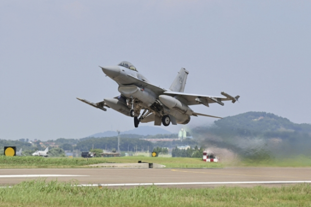 공군 제20전투비행단 소속 KF-16 전투기가 방어제공훈련에 참가를 위해 이륙하는 모습. 연합뉴스