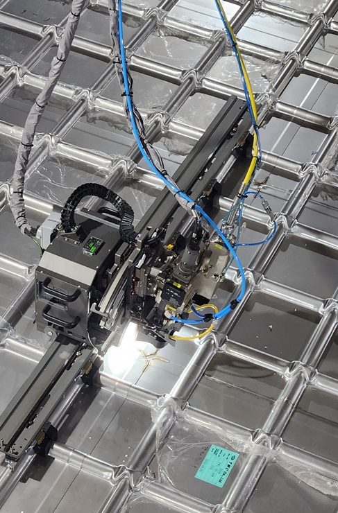 레이저 고속 용접로봇이 LNG운반선 내에서 자동 용접을 하고 있다. 사진 제공=삼성중공업